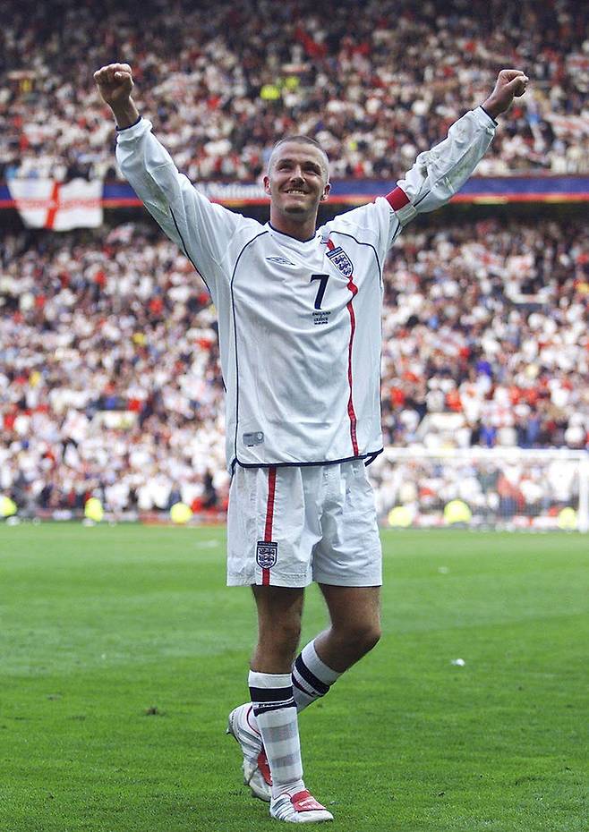 그리스전에서 극적인 프리킥 골을 넣은 뒤 기뻐하는 데이비드 베컴. 게티이미지코리아