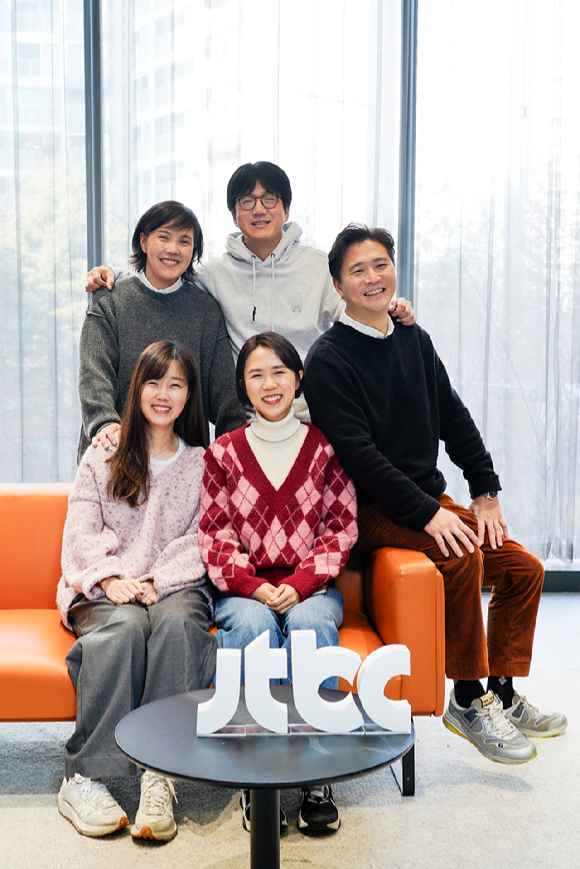 임정아 JTBC 예능제작본부장(왼쪽 위)과 황교진, 민철기, 김은정, 손창우 CP. 사진 ㅣJTBC