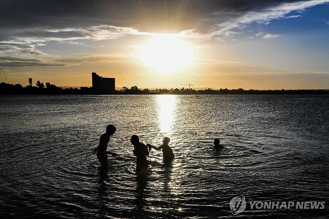 지난 26일(현지시간) 아르헨티나 푸에르토 마드린 바닷가에서 해수욕하는 사람들 [푸에르토 마드린 AFP=연합뉴스. 재판매 및 DB 금지]