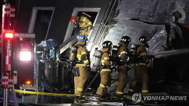 경북 문경 공장 화재 진화작업 중 소방관 2명 고립 (서울=연합뉴스) 31일 오후 7시 47분께 경북 문경시 신기동의 한 공장에서 원인을 알 수 없는 화재가 발생해 현장에서 진화작업을 하던 소방대원 2명이 고립, 소방당국이 구조 작업을 벌이고 있다. 소방대원들의 부상 여부는 확인되지 않고 있다. 2024.1.31 [경북소방본부 제공. 재판매 및 DB 금지] photo@yna.co.kr