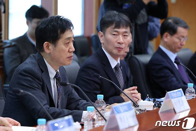 김주현 금융위원장(왼쪽)과 이복현 금융감독원장이 지난 1월24일 오전 서울 여의도 금융투자협회에서 열린 금융위원회-금융감독원-증권업계 간담회에 서 발언하고 있다. ⓒ News1 신웅수 기자