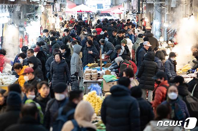 28일 설 대목을 맞아 서울 동대문구 경동시장이 시민들로 붐비고 있다. 2024.1.28/뉴스1 ⓒ News1 유승관 기자