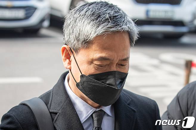 '드라마 제작사 고가 인수 의혹'을 받는 김성수 카카오엔터테인먼트 대표가 1일 서울 양천구 남부지방법원에서 열린 구속 전 피의자 심문(영장실질심사)에 출석하고 있다. 서울남부지검 금융조사1부(부장검사 권찬혁)는 지난 29일 김 대표와 이준호 투자전략부문장에 대해 각각 특정경제범죄가중처벌등에관한법률 위반(배임), 범죄수익은닉규제법 위반 혐의로 구속영장을 청구했다. 2024.2.1/뉴스1 ⓒ News1 유승관 기자