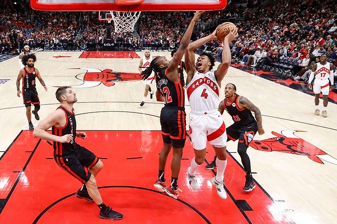 31일 NBA 토론토 랩터스 스코티 반스(4번 가운데)가 시카고 불스 아요 도순무(12번) 수비를 뚫고 레이업 슛을 시도하고 있다. [USA투데이]