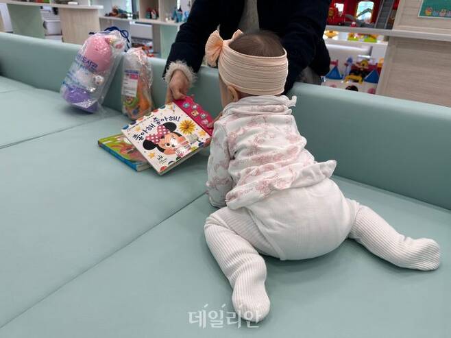 서울장난감도서관의 장난감 체험공간에서 부모가 아이와 놀고 있다.ⓒ데일리안 김하나 기자