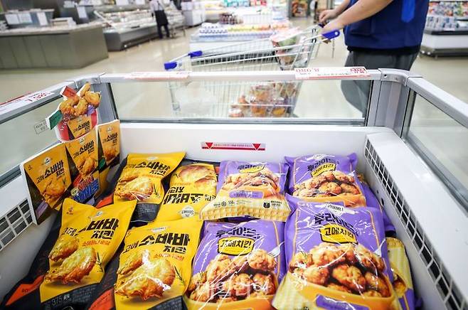 서울시내 대형마트에 냉동치킨이 진열되어 있다. ⓒ뉴시스