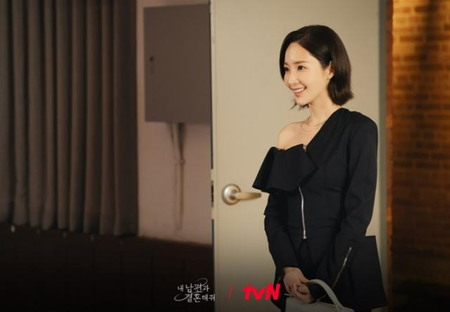 '내 남편과 결혼해줘'에서 박민영이 캐릭터를 부각시키기 위한 스타일링을 선보였다. tvN 제공