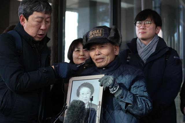 일본 강제징용 피해자 및 유족들이 지난달 25일 오전 서울 서초구 대법원에서 일본 군수업체 후지코시를 상대로 낸 손해배상 청구 소송 상고심 선고를 마치고 기자회견하고 있다. 뉴스1