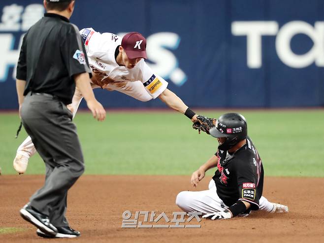 <핫포토> 2023 KBO 프로야구 키움히어로즈와 kt위즈의 경기가 12일 오후 서울 고척스카이돔에서 열렸다. 4회초 무사 1루 황재균 삼진 때 2루 도루를 시도한 1루주자 장성우를 2루수 김혜성이 뛰어올라 태그아웃시키고 있다. 고척=김민규 기자 mgkim1@edaily.co.kr /2023.07.12/