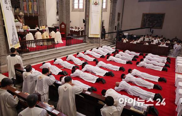 2024년 천주교 서울대교구 부제 서품식이 열린 1일 서울 중구 명동대성당에서 25명의 부제 수품자들이 부복 기도를 올리고 있다. 부복 기도는 세상에서 가장 낮은 이가 돼 하느님을 경배하겠다는 다짐을 상징한다. [사진=사진공동취재단]
