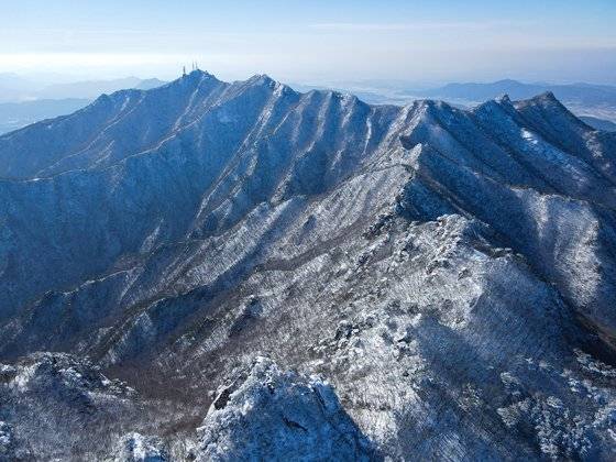 계룡산 삼불봉에서 관음봉, 천황봉으로 이어지는 능선은 용이 꿈틀대는 듯한 형상이다. 천황봉에는 군사 시설이 있어서 출입할 수 없다. 최승표 기자