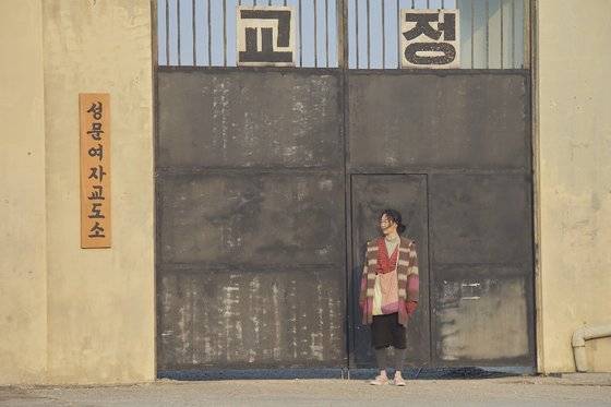 영화 '세기말의 사랑'에서 출소 후 남의 옷을 빌려 입으며 집을 잃고 전전하던 영미는 유진을 만나 홀로서기하기 시작하며 점차 손수 지은 색색의 옷으로 세상을 물들여간다. 한때 의상디자인과를 지망할 만큼 옷에 관심이 많은 임선애 감독이 전작 '69세'에 이어 여성 인물들의 의상에 메시지를 담았다.사진 엔케이컨텐츠