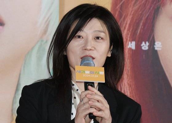 임선애 감독이 18일 오후 서울 광진구 롯데시네마 건대입구점에서 열린 영화 '세기말의 사랑' 시사 간담회에서 인사말을 하고 있다.연합뉴스