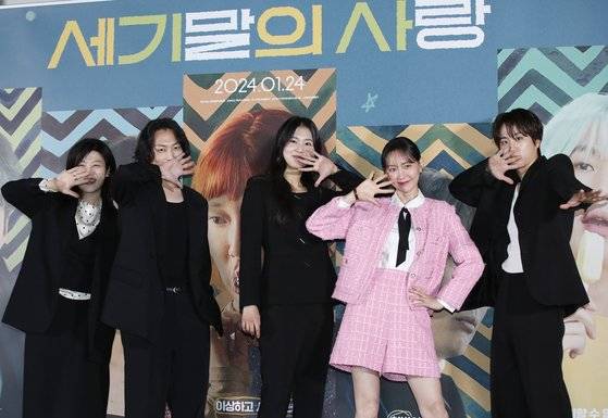 임선애 감독(왼쪽부터)과 배우 노재원, 임선우, 이유영, 문동혁이 18일 오후 서울 광진구 롯데시네마 건대점에서 열린 영화 ‘세기말의 사랑’(감독 임선애) 언론시사회에서 포즈를 취하고 있다.  ’세기말의 사랑'은 세상이 끝날 것만 같았던 1999년의 마지막날 짝사랑 상대에게 인생 최대의 용기를 낸 영미가 돈도 사랑도 모두 날린 채 새천년을 맞이하고, 이후 새로운 인연들과 얽히고 부딪히며 벌어지는 이야기를 그린 작품이다. 뉴스1