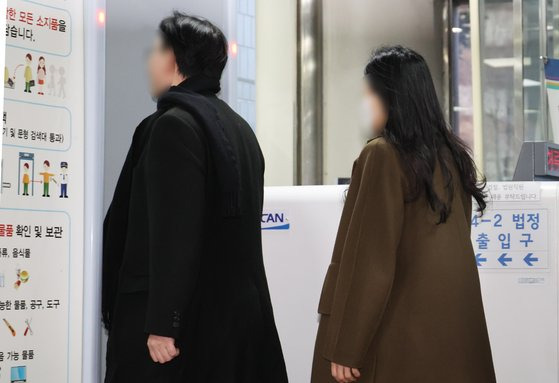 김용 전 민주연구원 부원장 재판에서 '거짓 알리바이' 증언을 부탁한 혐의를 받는 박모씨(왼쪽)와 서모씨가 15일 서초구 서울중앙지법에서 열린 구속 전 피의자심문에 출석하고 있다. 연합뉴스