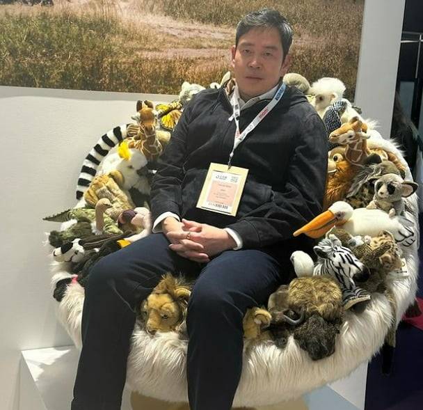 고가의 한정판 제품으로 알려진 의자에 앉아있는 정용진 신세계그룹 부회장. /사진=정용진 인스타그램 캡처