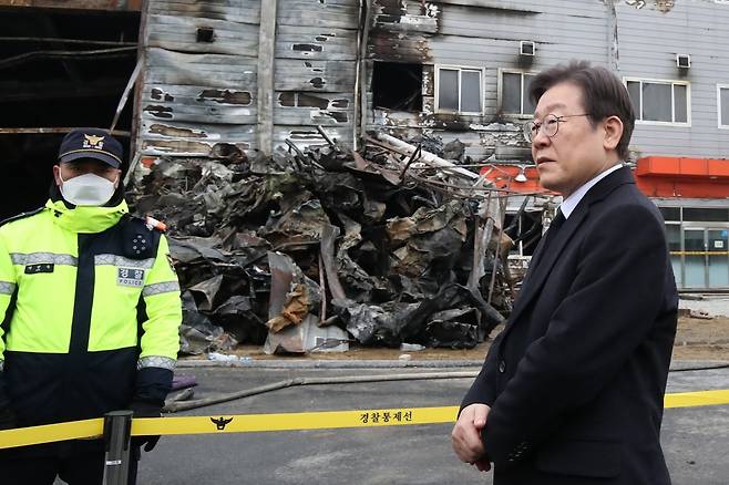 이재명 더불어민주당 대표가 1일 오후 경북 문경시 신기동 육가공업체 공장 화재 현장을 찾아 헌화한 뒤 순직 소방관을 애도하고 있다. /연합뉴스