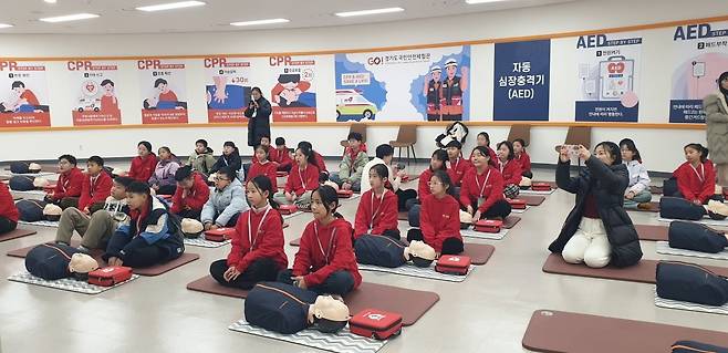 중국 청소년 방한 교육여행 문화교류 2차 방문단이 지난달 30일 오산의 경기도국민안전체험관에서 응급처치를 배우고 있다.경기관광공사 제공