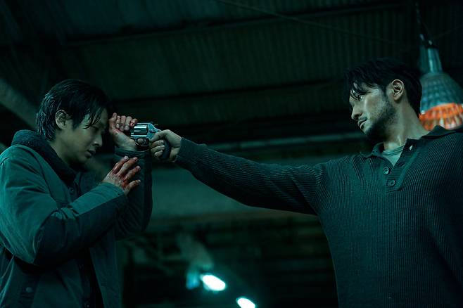 A scene from "A Killer Paradox" starring Choi Woo-shik (left) and Son Suk-ku. (Netflix)