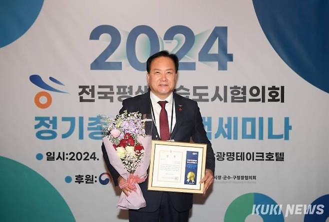 이권재 오산시장이 ‘대한민국 평생학습도시 좋은 정책상’을 수상한 뒤 기념촬영을 하고 있다. 