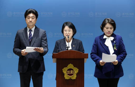 김미리 경기도의회 교육행정위원장(가운데)과 전현직 남양주시의원들이 1일 도의회 브리핑룸에서 더불어민주당 탈당 기자회견을 진행하고 있다. 경기도의회 제공