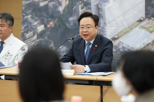 18일 오전 광주 동구 전남대학교병원에서 열린 ‘지역 및 필수의료 혁신을 위한 광주 지역 간담회’에서 보건복지부 조규홍 장관이 인사말을 하고 있다. [사진 = 연합뉴스]