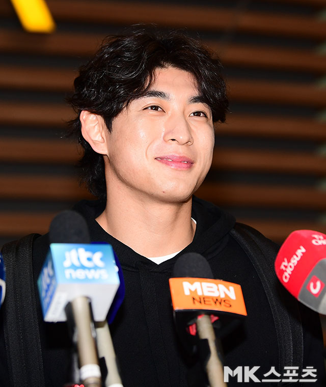 이정후가 출국 인터뷰를 하고 있다. 사진(인천공항)= 김영구 기자