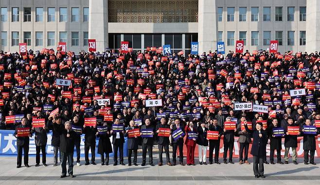 [서울=뉴시스] 황준선 기자 = 31일 오후 서울 여의도 국회 본청 앞 계단에서 열린 중대재해처벌법 유예 촉구 전국 중소기업인 결의대회에서 참가자들이 구호를 외치고 있다. 2024.01.31.