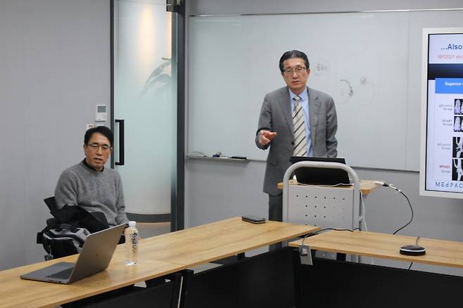 메드팩토의 임상 자문위원인 아이작 김 박사(예일대 의대 교수, 오른쪽)가 지난달 12일 서울 서초동 메드팩토 본사를 방문해 김성진 대표(왼쪽) 등 임직원과 주요 파이프라인의 임상 및 상업화 전략에 대해 논의했다.