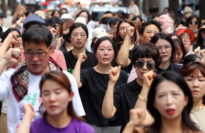 전국장애인부모연대 등 장애, 학부모, 교육단체 회원들이 지난 2023년 8월 오전 서울 종로구 정부서울청사 후문 앞에서 주호민 작가 아들 사건 등에 대한 교사, 학부모에 책임을 전가하는 교육부 규탄 집회를 하고 있다. /사진=뉴시스