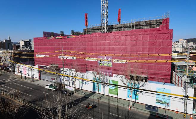 대한건설정책연구원은 최근 태영건설의  재무구조 개선작업(워크아웃)으로 촉발된 건설업계의 재무 건전성 부실 우려에 따른 하도급대금 지급보증 현황을 점검해야 한다고 주장했다. 하도급업체 피해가 최소화될 수 있도록 부실위험이 있는 기업의 하도급대금 지급보증 발급 여부를 재확인해야 한다는 설명이다./사진=뉴스1