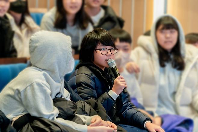 한국콜마 종합기술원을 방문한 서초구 언남초 학생들[한국콜마 제공]