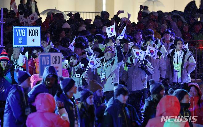 [강릉=뉴시스] 권창회 기자 = 1일 오후 강원 강릉 올림픽파크에서 열린 2024 강원동계청소년올림픽 대회 폐회식에서 대한민국 선수단이 입장하고 있다. 2024.02.01. kch0523@newsis.com