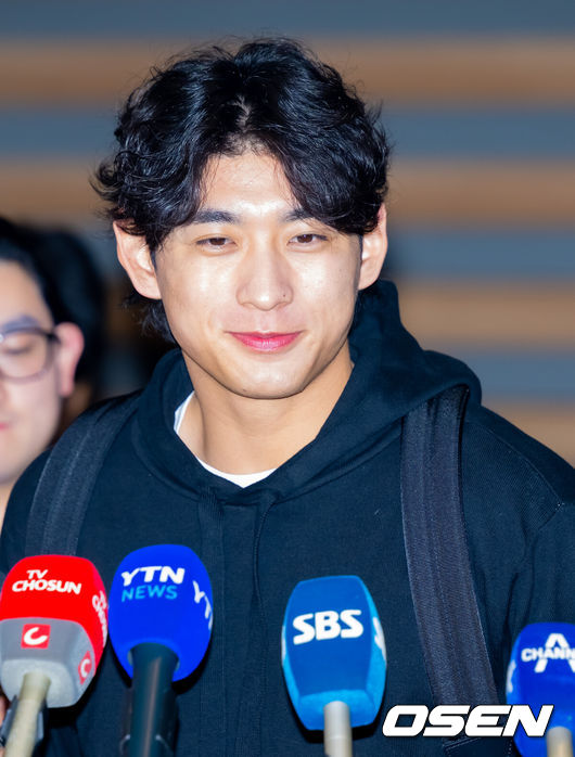 [OSEN=인천공항, 민경훈 기자] 메이저리그 샌프란시스코 자이언츠에 입단한 이정후(25)가 1일 오후 인천국제공항을 통해 미국 로스엔젤레스로 출국했다.이정후가 방송 인터뷰를 하며 미소짓고 있다. 2024.02.01 / rumi@osen.co.kr