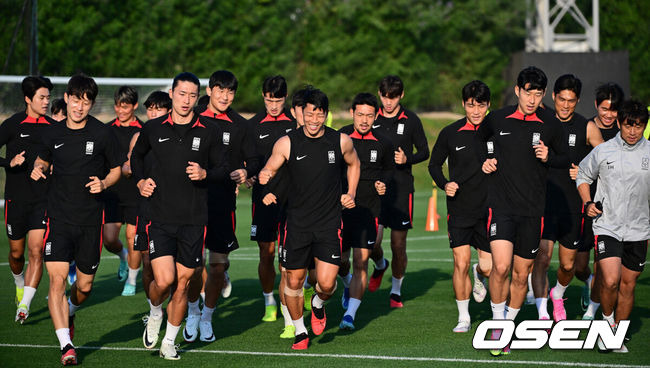 [OSEN=도하(카타르), 지형준 기자] 대한민국 축구대표팀이 2023 아시아축구연맹(AFC) 카타르 아시안컵 호주와의 8강전을 하루 앞두고 1일(현지시간) 카타르 도하 알 에글라 트레이닝 센터에서 훈련을 가졌다.대표팀 선수들이 조깅으로 몸을 풀고 있다. 2024.02.01 / jpnews.osen.co.kr