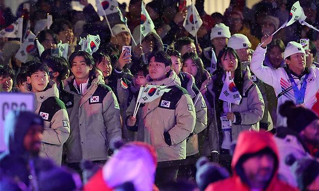 한국 선수단이 1일 강원도 강릉 올림픽파크 야외무대에서 열린 2024 강원 청소년동계올림픽 폐회식에 입장하고 있다. 강릉=뉴스1