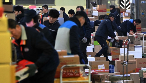 1일 서울 광진구 동서울우편물류센터에서 우정사업본부 직원들이 설 명절 택배 상자 분류 작업을 하고 있다. 우정사업본부는 지난달 29일부터 이달 14일까지 17일간 ‘2024년 설 명절 우편물 특별소통기간’으로 정하고 안전하고 신속한 배달을 위해 비상근무체계에 돌입했다. 2024.2.1 오장환 기자