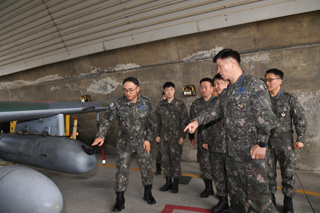 이영수 공군참모총장이 1일 서울기지를 찾아 ‘코프 노스’(Cope North) 훈련 준비 현황을 점검하고, 훈련 참가 장병들을 격려하고 있다. 사진은 훈련에 참가하는 CN-235 수송기와 훈련 참가 장병들의 준비상황을 점검하는 이영수 총장 모습. 사진 제공=공군