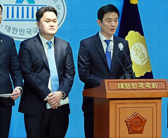 경기 성남 분당갑 출마를 선언했던 여선웅 전 청와대 행정관이 1일 국회 소통관에서 총선 불출마 선언을 하고 있다. 여 전 행정관은 이날 기자회견에서 이재명 대표 최측근인 김지호 전 당대표 정무조정부실장(왼쪽)과 예비후보 단일화하겠다고 밝혔다. ⓒ연합뉴스