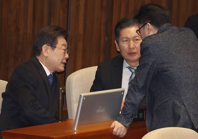 더불어민주당 이재명 대표와 홍익표 원내대표, 정청래 최고위원이 25일 국회에서 열린 본회의에서 대화를 하고 있다. ⓒ연합뉴스