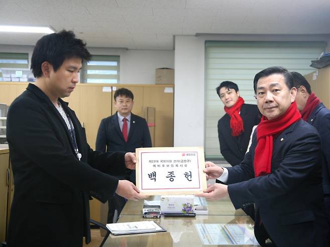 국민의힘 백종헌 의원이 1일 오전 금정구 선거관리위원회를 찾아 예비후보 등록을 마친 뒤 기념촬영을 하고 있다. 사진제공ㅣ백종헌 예비후보 사무실