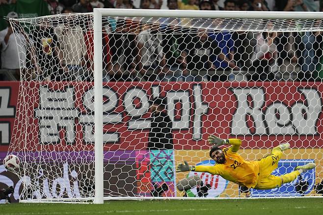 사우디 골키퍼 아흐메드 알카사르가 한국과의 2023 아시안컵 16강전 승부차기에 나서 슈팅을 막아내려 하고 있다. AP연합뉴스