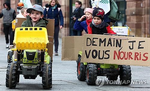 (스트라스부르 AFP=연합뉴스) 31일(현지시간) 프랑스 동부 스트라스부르 시내에 농민들의 자녀 약 40명이 미니 트랙터를 타고 시위를 벌이고 있다.