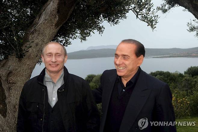 2008년 4월 푸틴 대통령과 베를루스코니 전 총리가 빌라 체르토사에서 함께 있는 모습 [EPA=연합뉴스 자료사진]