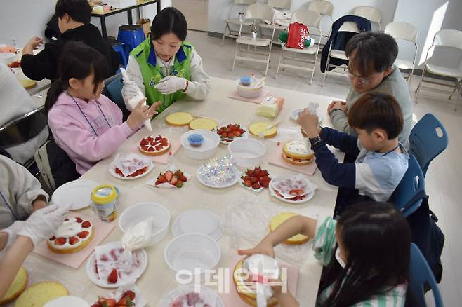 한국토지주택공사(LH)는 2일 설 명절을 맞아 인천지역 임대주택 입주민들과 쿠킹클래스 행사를 실시하고 있다. (사진=LH)