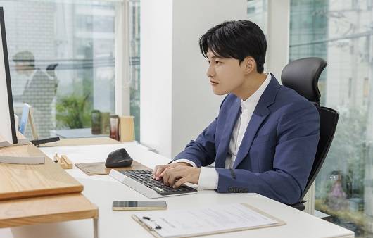 거북목 증후군은 목 통증은 물론, 두통 등 다양한 증상을 야기한다｜출처: 클립아트코리아