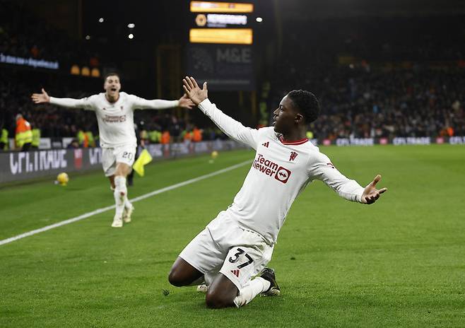 97분 극적인 골을 터뜨리고 세리모니를 하는 맨체스터 유나이티드의 코비 마이노