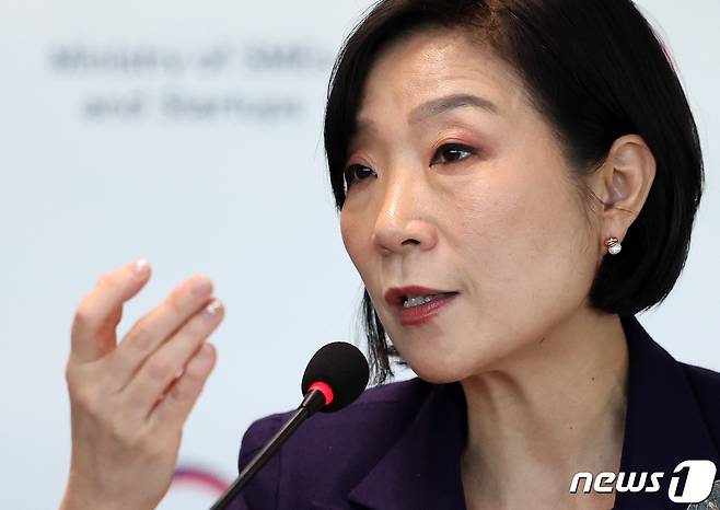 오영주 중소벤처기업부 장관이 지난달 24일 오후 서울 영등포구 여의도 기술보증기금 서울지역본부에서 열린 중소기업 글로벌화 정책 전문가 간담회에 참석해 모두발언하고 있다. ⓒ News1 김진환 기자
