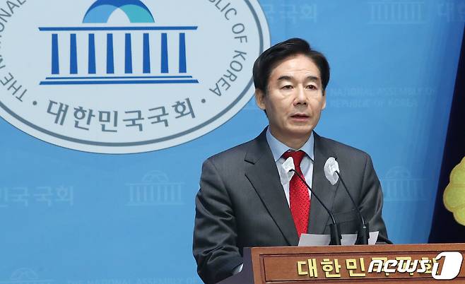 이용호 국민의힘 의원이 2일 오전 서울 여의도 국회 소통관에서 기자회견을 갖고 제22대 국회의원선거(총선) 서대문갑 출마 선언을 하고 있다. 2024.2.2/뉴스1 ⓒ News1 임세영 기자
