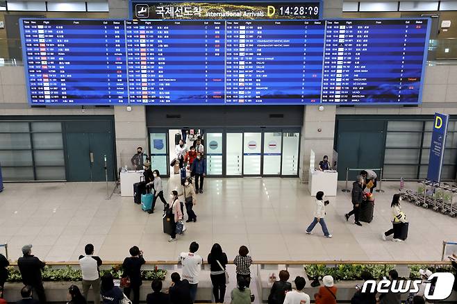 인천국제공항 입국장에 도착한 관광객들의 모습. 2023.3.29/뉴스1 ⓒ News1 장수영 기자